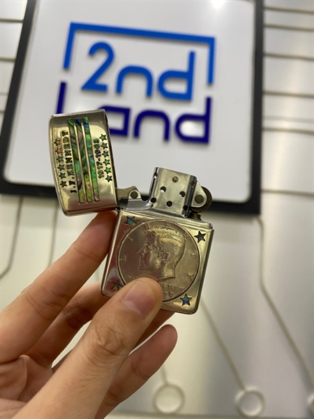 Bật lửa Zippo J.F.Kennedy - Màu bạc - Ngoại hình: 97% - Kèm hộp gỗ 2