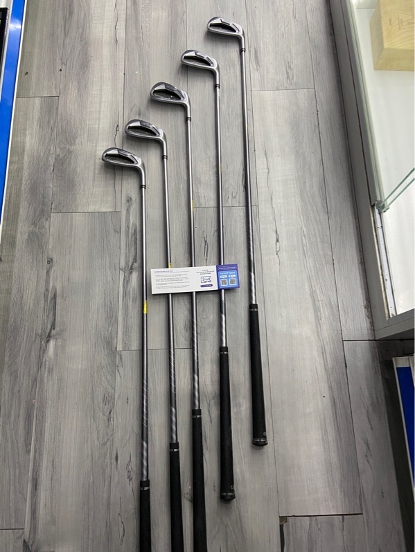 Bộ gậy Golf XXIO 12 (MP1200) - Set 9 cây: 5-6-7-8-9, P,A, gậy Hybrid U4, gậy Fairway Wood 5 - Màu bạc - Ngoại hình: 97% - Trầy xước,sét - Kèm túi