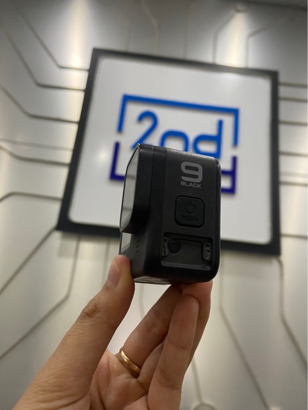 Camera GoPro Hero 9 Black - Màu đen - Ngoại hình: 97% - Bung nắp cao su gần nút nguồn - Kèm 3 pin ( 2 pin telesin, 1 pin hư ), dock sạc, thẻ nhớ 128gb