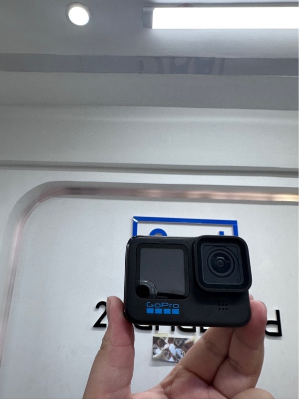 Camera hành động GoPro HERO 11 Black Min - Màu đen - Ngoại hình 97.5% - Kèm 3 pin, dock sạc, dây đeo ngực, dây đeo đầu, usb c, túi vải, ốp camera