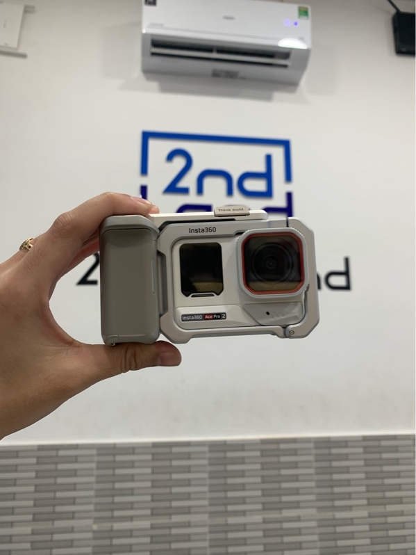 Camera hành trình Insta360 Ace Pro 2 - Màu trắng - Ngoại hình: 98% - Đủ phụ kiện, kèm Grip Kit + thẻ nhớ 256GB