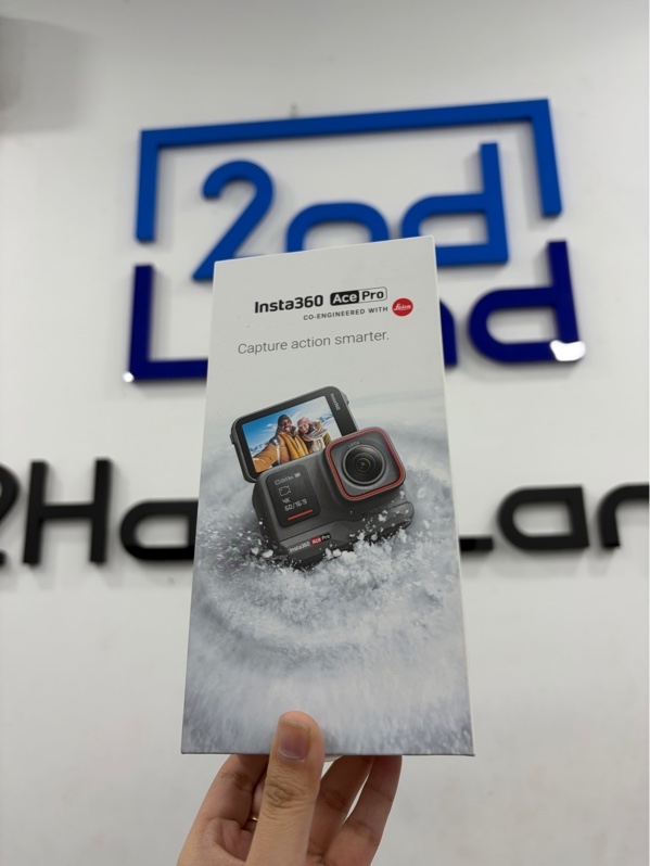 Camera hành trình Insta360 Ace pro - Màu đen - Ngoại hình 97% - Body cấn móp nhiều, thiếu standard mount, thiếu dây type C - kèm box, 2 pin, 1 dock sạc 3