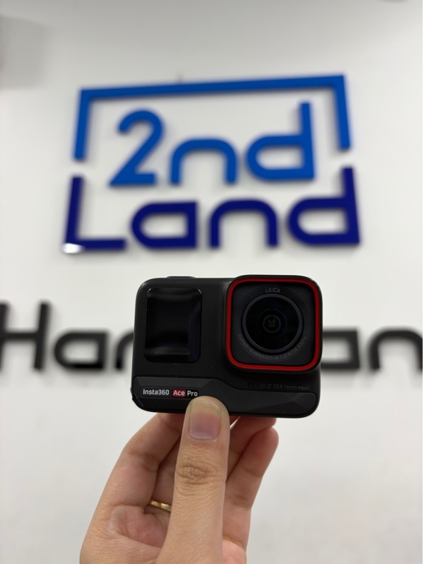 Camera hành trình Insta360 Ace pro - Màu đen - Ngoại hình 97% - Body cấn móp nhiều, thiếu standard mount, thiếu dây type C - kèm box, 2 pin, 1 dock sạc 3