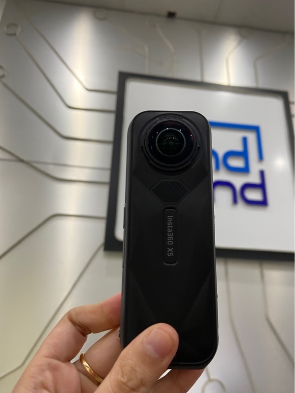 Camera hình trình Insta360 X5 - Bản đơn - Màu đen - Ngoại hình: 98% - Cấn 1 vết nhỏ - Kèm 1 pin + 1 túi