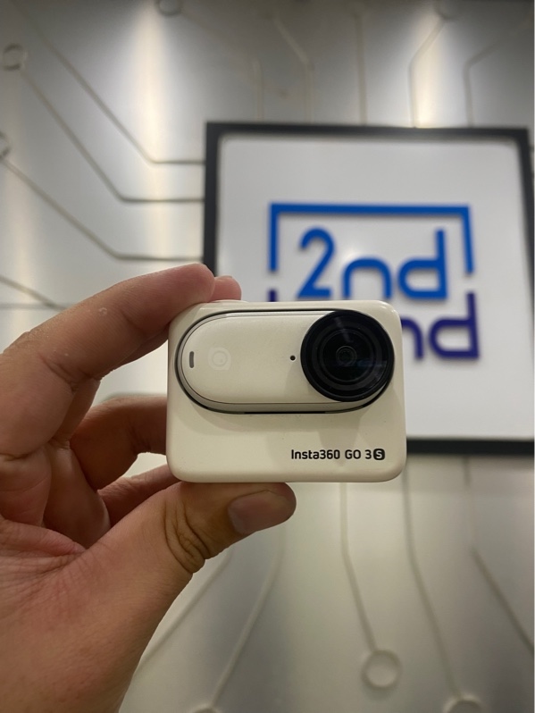 Camera Insta360 Go 3 - 32GB - Màu trắng - Ngoại hình: 97% - Ố vàng - Kèm túi + dây đeo