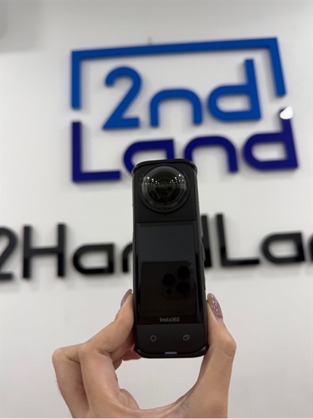 Camera insta360 x4 - Màu đen - Ngoại hình 97% - Kính cam trầy - Kèm 1 đầu chuyển c-3.5 , 1 pin , thẻ 256gb , mất nắp che cổng c 1