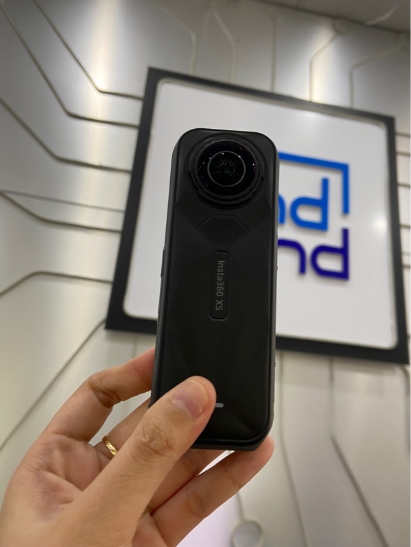 Camera insta360 X5 - Màu đen - Ngoại hình: 97% - 1 đốm cam trước - Body