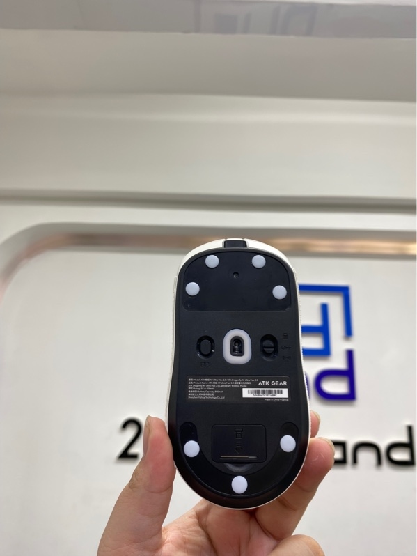 Chuột ATK Dragonfly A9 Ultra Max - 3 mode ( 2.4/ bluetooth/ usb c ) - Màu trắng - Ngoại hình 98% - Kèm receiver