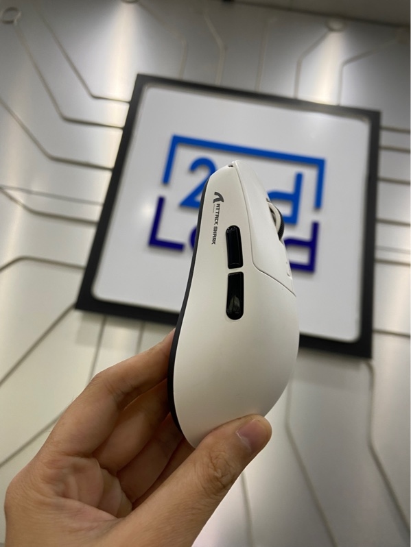 Chuột Attack Shark R6 - 3 mode: 2.4/dây/Bluetooth - Màu trắng - Ngoại hình: 98% - Mất fit đế - Body - Kèm Reciver 8k