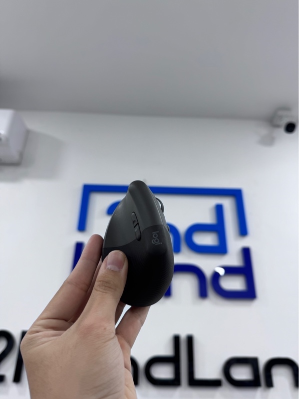 Chuột không dây công thái học Logitech Lift - Màu đen - Ngoại hình 97% - Chảy nhựa, feet mòn - Kèm box, 1 receiver