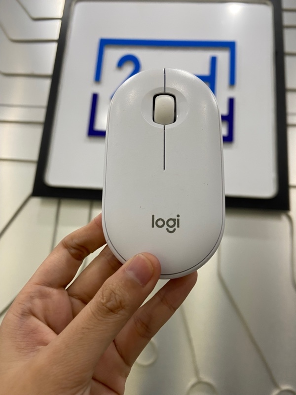 Chuột Logitech Pebble M350 - 2 mode kết nối (reciver, bluetooth) - Xài pin - Màu trắng - Ngoại hình: 97% - Dơ ở phần cao su dưới đáy chuột - Body