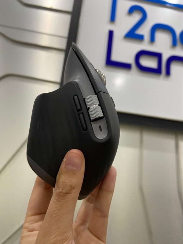 Chuột MX Master 3s - 3 mode kết nối (bluetooth,2.4,dây) - Màu đen - Ngoại hình: 97% - Dính vài vệt sơn - FullBox