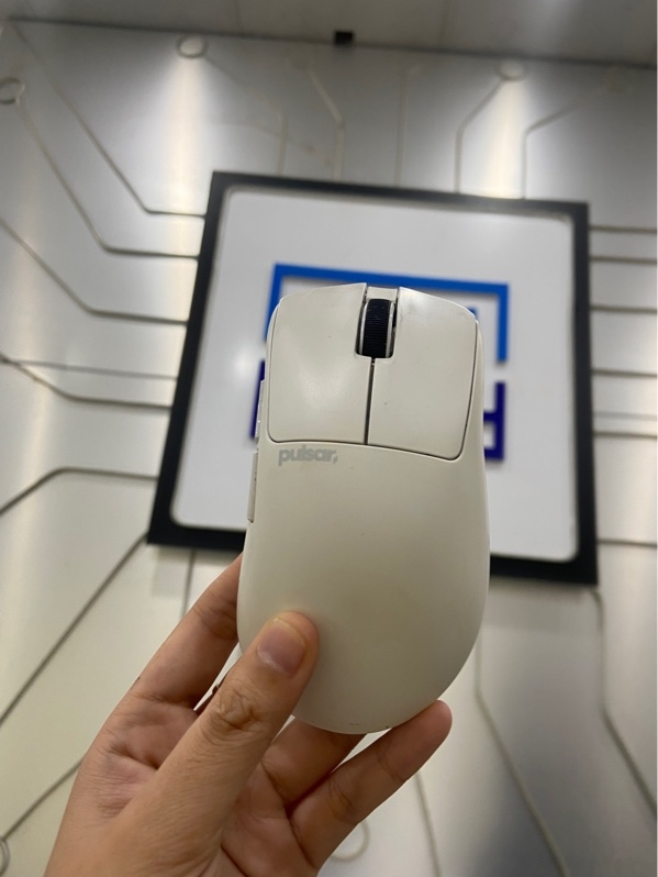 Chuột Pulsar X Lite V3 - Size 2 - 2 Mode : Receeiver + dây - Màu trắng - Ngoại hình: 97% - Ố khá nhiều - Kèm box dây kết nối, receiver, dongle