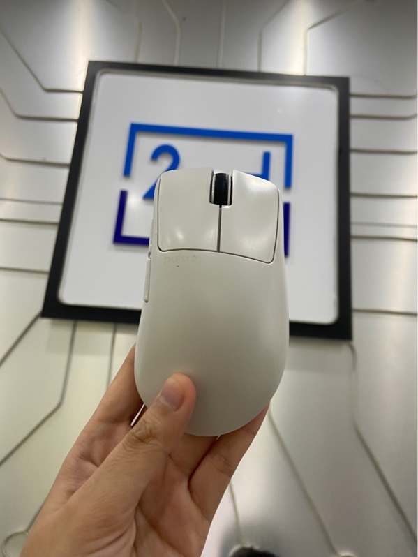 Chuột Pulsar Xlite V4 Size 2 - PXL422 - Màu trắng - Ngoại hình: 98% - Kèm túi + reciver 8K + dây kết nối