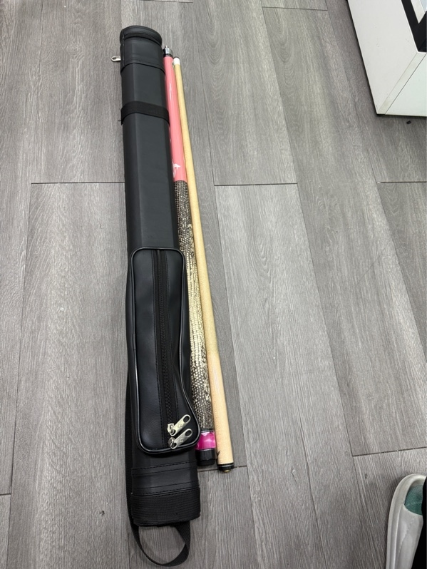 Cơ bida Cuppa Pink S9 - Màu đen hồng - Ngoại hình 97% - Đuôi cấn trầy xước ít , da xấu - Kèm ngọn cuppa special selected shaft , túi