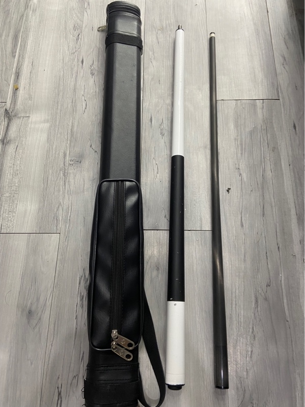 Cơ bida Leadsuper V1 White - Màu trắng Ngoại hình: 96% - Chuôi và ngọn lắc, trầy xước bong tróc sơn nhiều - Kèm túi + ngọn carbon