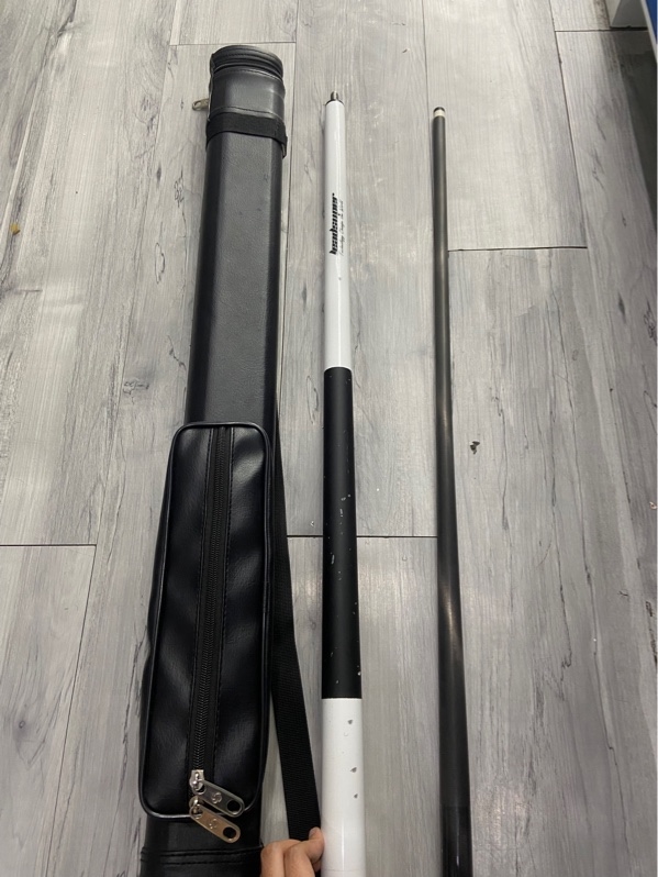 Cơ bida Leadsuper V1 White - Màu trắng Ngoại hình: 96% - Chuôi và ngọn lắc, trầy xước bong tróc sơn nhiều - Kèm túi + ngọn carbon