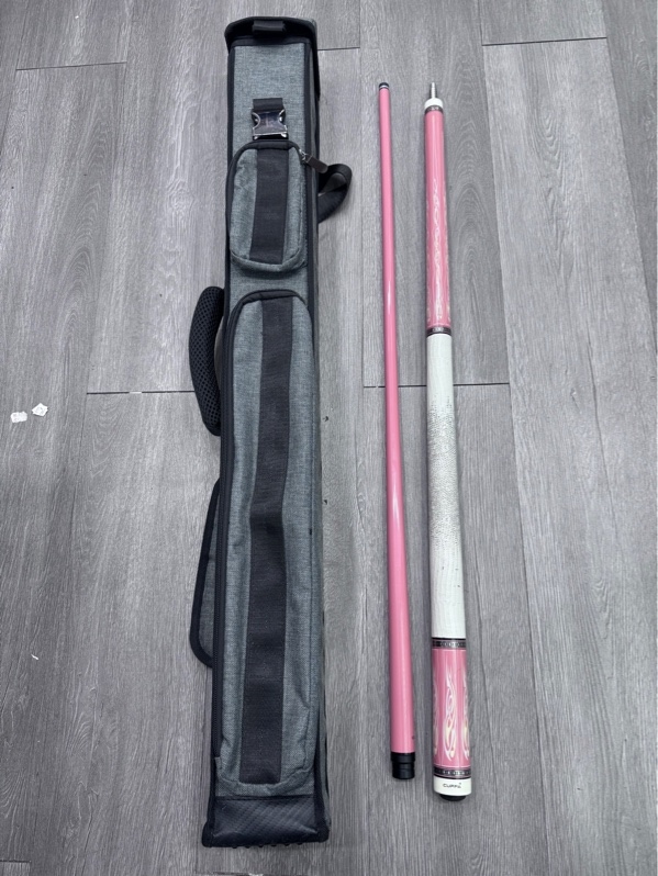 Cơ bida lỗ Cuppa Pink Carbon - Màu hồng - Fullcarbon - Ngoại hình 97% - Thân trầy cấn, da tay cầm mòn, ngọn cong - Kèm túi
