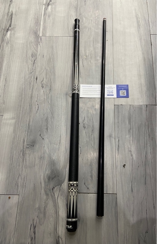 Cơ bida lỗ Wolf King - Màu đen - Ngoại hình: 97% - Ngọn và chui trầy nhiều, ngọn tróc sơn, nhảy ngọn nhẹ - Body