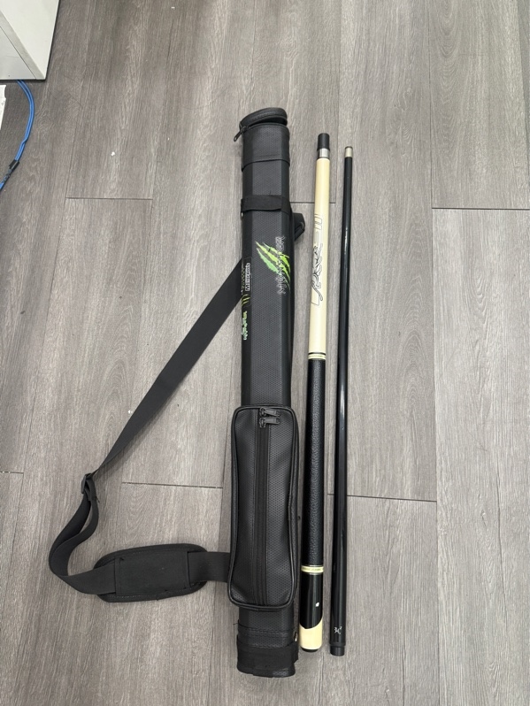 Cơ bida Preoaidr Jaguar SII - Màu trắng đen - Ngoại hình 97% - tróc sơn chuôi , ngọn cong nhẹ - Kèm túi