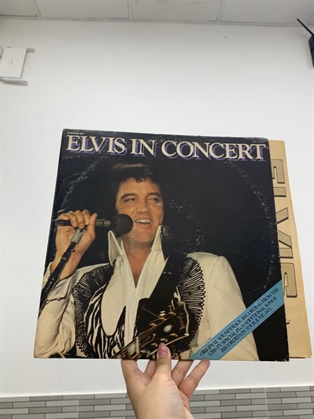 Combo 2 đĩa than Elvis In Concert - Elvis Presley - Màu đen - Ngoại hình: 98% - Box