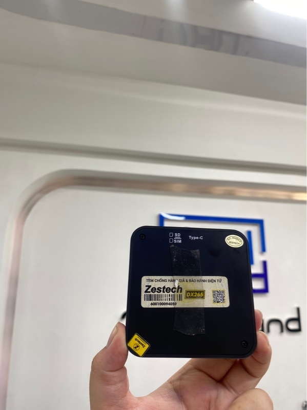Cục chuyển đổi di động Android Box Zestech Snapdragon 450 - 4/64gb - Điện nối trực tiếp với oto, bản sim, thẻ nhớ - Màu đen - Ngoại hình 98% - Kèm box dây usb c, cục chuyển usb qua c - Còn BH