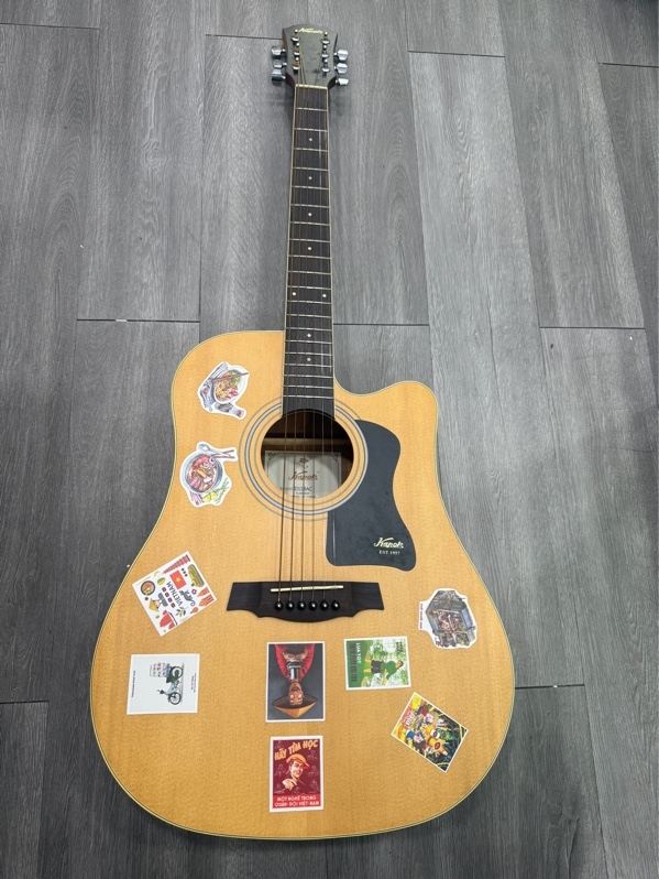 Đàn Acoustic Kapok model D118AC - Màu gỗ - Ngoại hình 97.5% - Trầy xước , dán sticker nhiều - Không phụ kiện