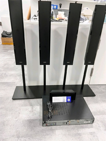 Dàn âm thanh Sony DAV-TZ715 - Màu đen - Ngoại hình 97% - Kèm 4 loa sub ( 2 loa xám + xanh bass yếu ) + 1 loa center + 1 loa bass + dây kết nối + remote 2