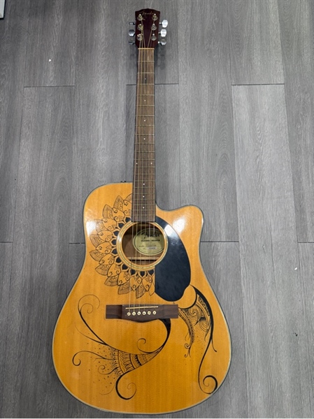 Đàn Guitar Acoustic Fender - Model CD-60SCE NAT - Màu nâu - Ngoại hình 97% - Trầy , gỉ sét , ố vàng , cấn móp - Kèm túi rách