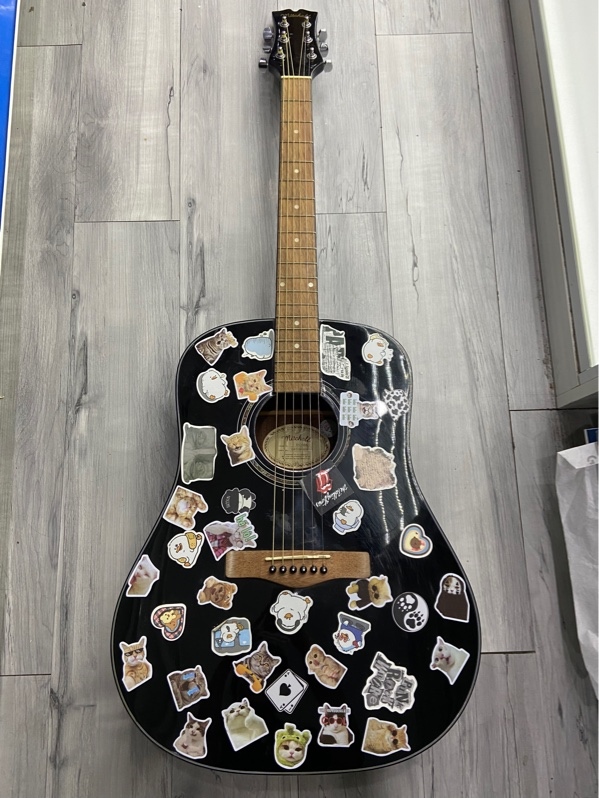 Đàn Guitar Acoustic Mitchell D120BK - Màu đen - Ngoại hình: 97.5% - Dán nhiều sticker - Kèm túi + capo