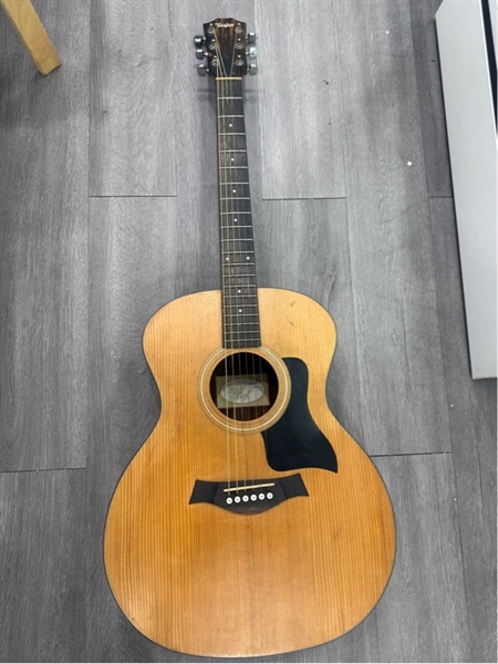 Đàn Guitar Acoustic Taylor - Model 114E - Màu nâu - Ngoại hình 97% - Thùng đàn trầy , dây gỉ sắp đứt , gãy chốt mở EQ - Body