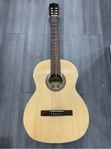 Đàn Guitar Classic Ba Đờn C120 - Màu nâu - Ngoại hình 97% - Dây gỉ , vết nứt thùng đàn - Kèm 1 túi , 2 gãy đàn , 1 capo , 1 lục giác 1