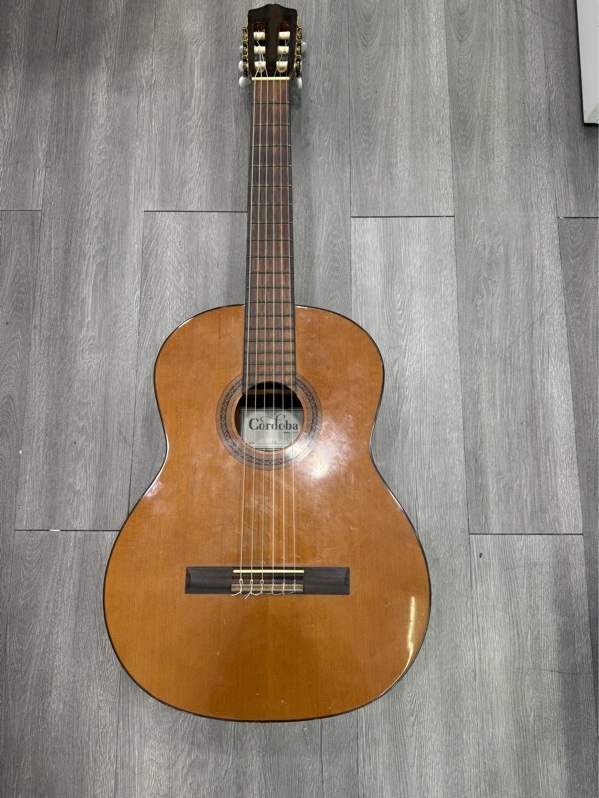 Đàn Guitar Classic Cordoba Iberia series - Model C5 - Màu nâu - Ngoại hình 97% - Trầy cấn , tróc lớp sơn bóng bên dưới thùng đàn , cần đàn mốc - Kèm túi