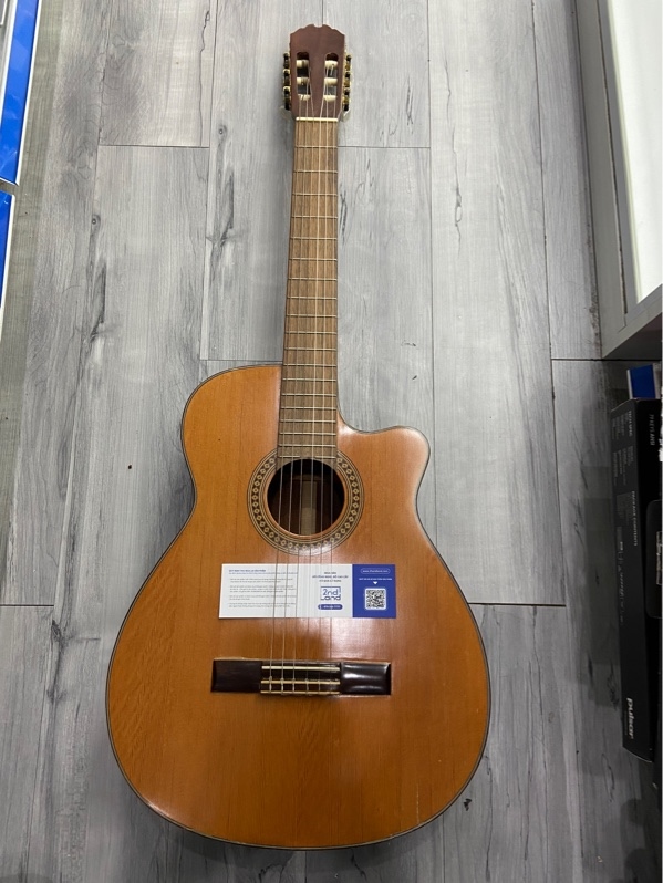 Đàn Guitar Classic No Name - Màu nâu - Ngoại hình: 97% - Nứt, cấn nhẹ, sét - Kèm túi