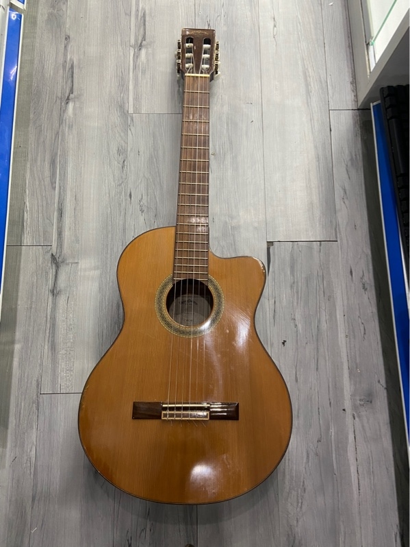 Đàn Guitar Classic Sigma CMC-6E - Màu nâu - Ngoại hình: 97% - Cấn nhiều , jack cắm longe - Kèm túi