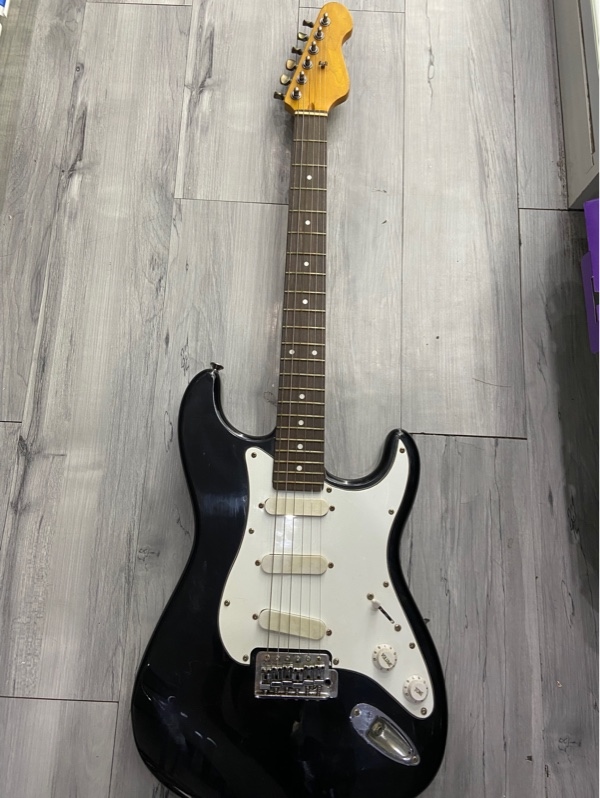 Đàn Guitar điện Dexter Noname - Màu trắng đen - Ngoại hình: 97% - Nút tăng âm lượng rơ , Ố đen thân , không cần gạt - Body