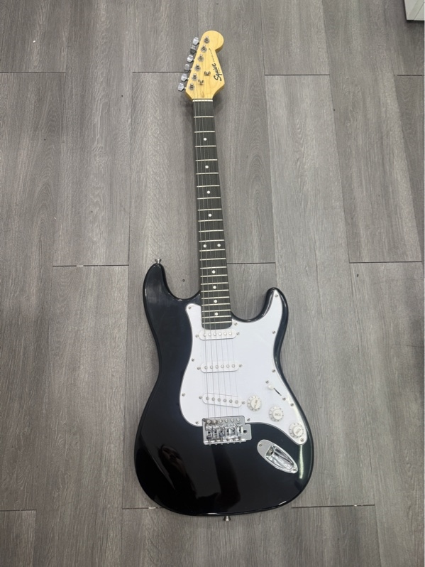 Đàn guitar điện Fender Squier Stratocaster - Màu đen - Ngoại hình 98% - trầy xước nhẹ - Kèm túi , 1 gậy chỉnh