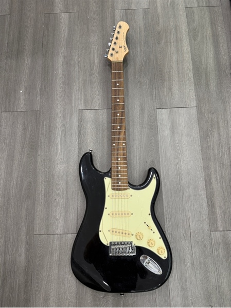 Đàn Guitar Điện Sqoe SEST200 Stratocaster- Màu đen - Ngoại hình 97% - Trầy xước , gỉ sét - Kèm túi , dây đeo cân chỉnh cần đàn , dây kết nối