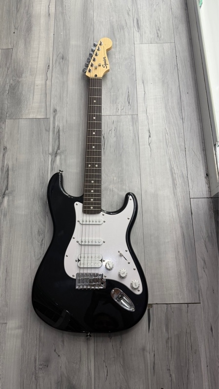 Đàn Guitar điện Squier Bullet Stratocaster HSS - Màu đen - Ngoại hình: 97.5% - Kèm túi, dây, capo