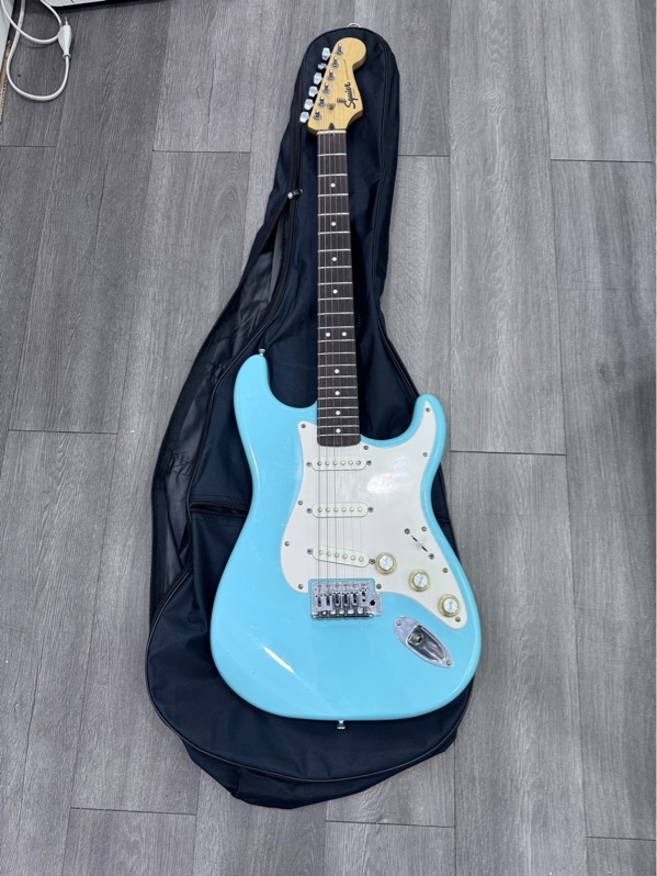 Đàn guitar điện Squier by Fender Stratocaster - Màu xanh - Ngoại hình 97% - Trầy xước - Kèm túi