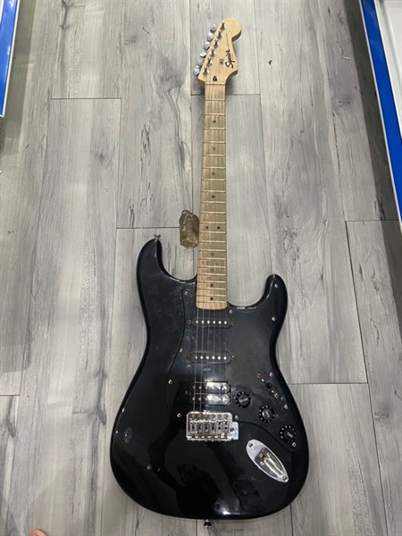 Đàn Guitar điện Squier Sonic Start HSS Maple Black - Màu đen - Ngoại hình: 97% - Mất nắp sau, không cần nhún, gỗ trên thân ố nhiều, nhiều chỗ bị sét, đứt 1 dây đàn - Kèm túi