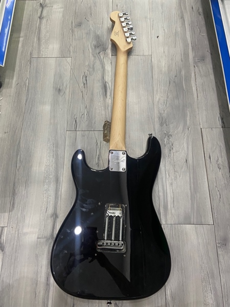Đàn Guitar điện Squier Sonic Start HSS Maple Black - Màu đen - Ngoại hình: 97% - Mất nắp sau, không cần nhún, gỗ trên thân ố nhiều, nhiều chỗ bị sét, đứt 1 dây đàn - Kèm túi 1