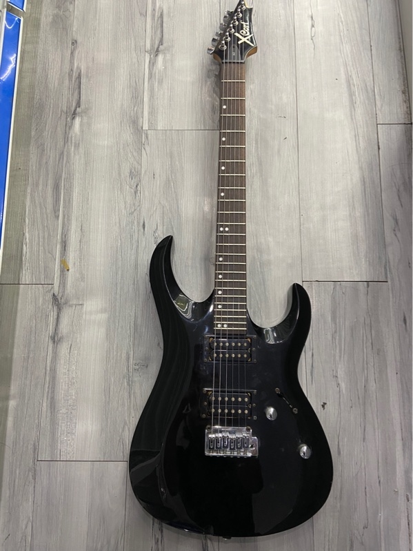 Đàn Guitar Điện Xcort Solo X-2 - Màu đen - Ngoại hình: 97% - Cấn nặng góc dưới , ốc sét - Kèm túi , cây gạt chỉnh đàn
