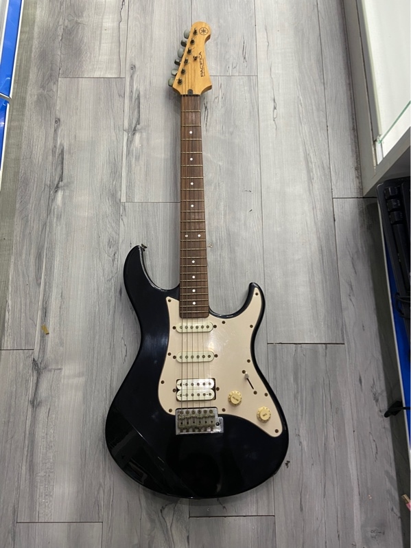Đàn Guitar Điện Yamaha Pacifica PAC 012 - Màu đen - Ngoại hình: 97% - Ốc rỉ - Body