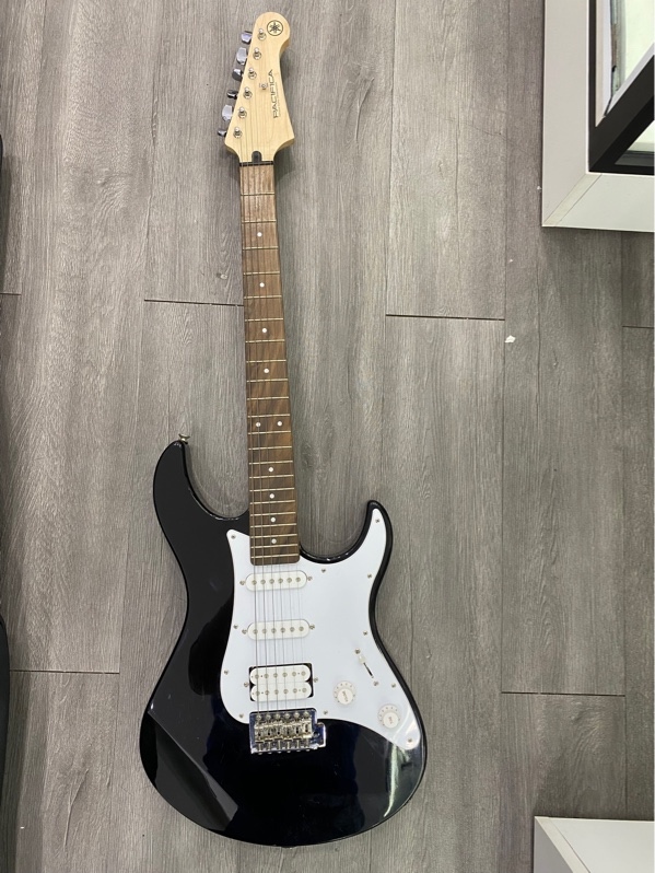 Đàn Guitar điện Yamaha Pacifica PAC012 - Màu đen - Ngoại hình 97% - trầy xước nhiều lông mèo - Kèm túi