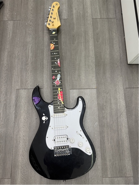 Đàn Guitar điện Yamaha Pacifica PAC012 - Màu đen trắng - Ngoại hình 98% - dán sticker nhiều trên cần đàn - Kèm túi