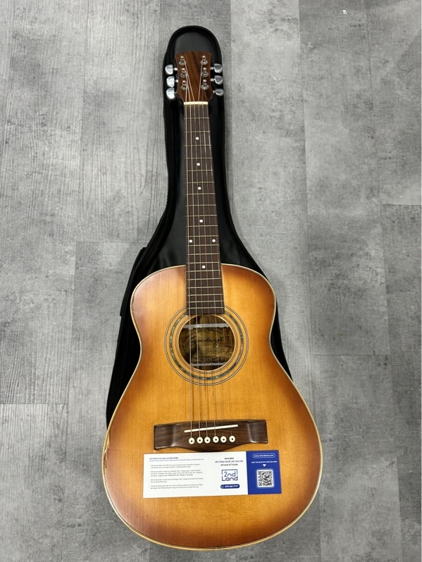 Đàn Guitar Gỗ A7/5 - Màu nâu - Ngoại hình 97% - Hở nhẹ viền ghép 2 mặt đàn - Kèm túi đựng