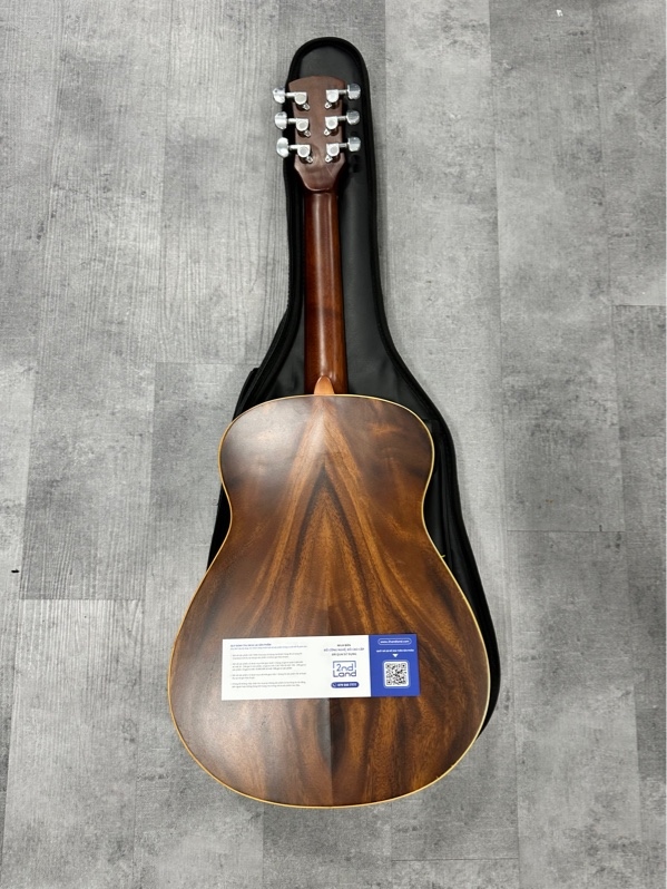 Đàn Guitar Gỗ A7/5 - Màu nâu - Ngoại hình 97% - Hở nhẹ viền ghép 2 mặt đàn - Kèm túi đựng