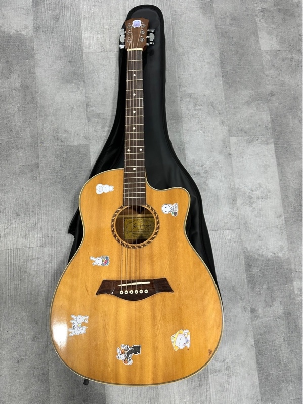 Đàn Guitar Gỗ B1 9119 - Màu nâu - Ngoại hình 97% - Dây gỉ sét nhẹ, trầy cấn , dán sicker - Kèm túi đựng