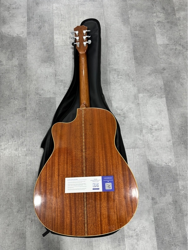 Đàn Guitar Gỗ B1 9119 - Màu nâu - Ngoại hình 97% - Dây gỉ sét nhẹ, trầy cấn , dán sicker - Kèm túi đựng